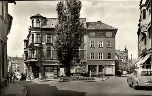 Ak Apolda in Thüringen, Puschkinplatz, Schaukästen, Passanten, Autos