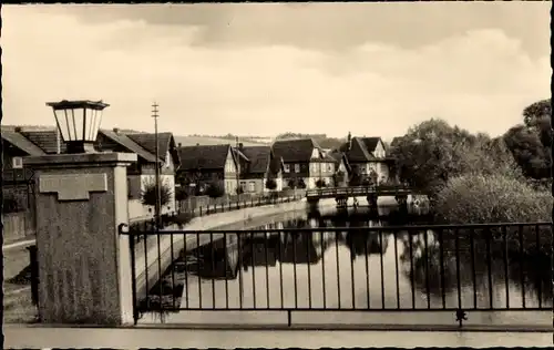 Ak Tiefenort Bad Salzungen im Wartburgkreis, Blick von der Freiheitsbrücke zum Neuen Weg