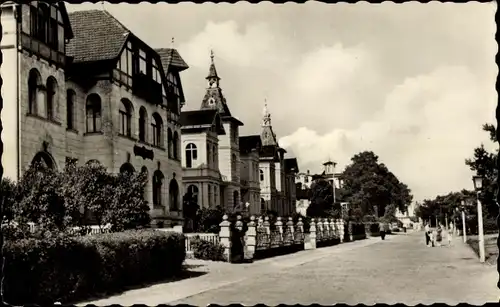 Ak Ostseebad Zinnowitz auf Usedom, Straßenpartie