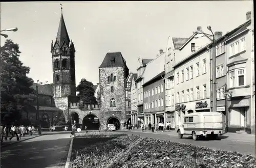 Foto Ak Lutherstadt Eisenach in Thüringen, Straßenpartie, Torturm, Lastwagen