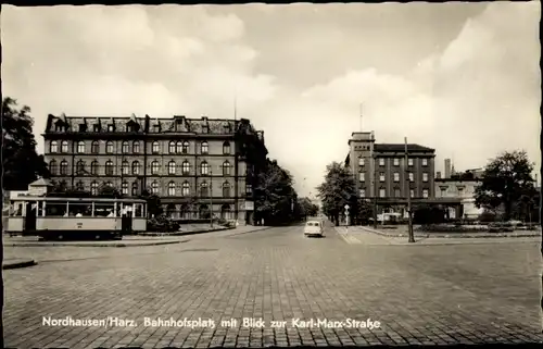 Ak Nordhausen am Harz, Bahnhofsplatz mit Blick zur Karl Marx Straße, Tram