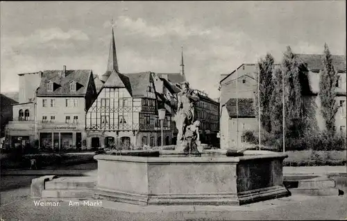 Ak Weimar in Thüringen, Am Markt, Brunnen mit Statue, Fachwerkhaus