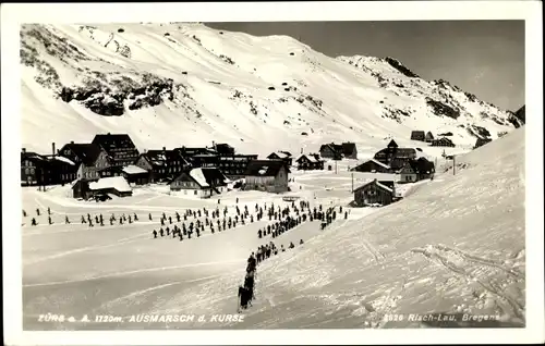 Ak Zürs Vorarlberg, Ausmarsch d. Kurse, Skifahrer