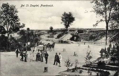Ak St. Souplet Nord, Menschen auf der Straße, Kutsche
