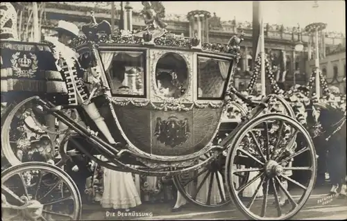 Ak Kronprinzessin Cecilie von Preußen in der Kutsche, Die Begrüßung, RPH