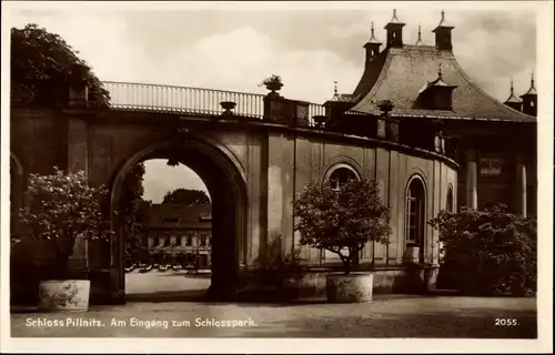 Ak Dresden Pillnitz, Am Eingang zum Schlosspark