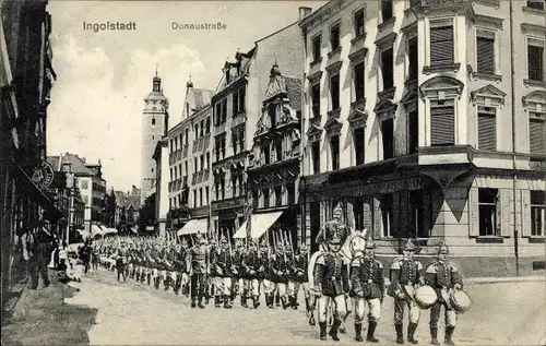 Ak Ingolstadt an der Donau Oberbayern, Donaustraße, Soldaten, Parade