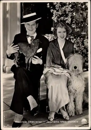 Ak Schauspieler Maurice Chevalier, Schauspielerin Jeanette MacDonald, Portrait mit Hunden