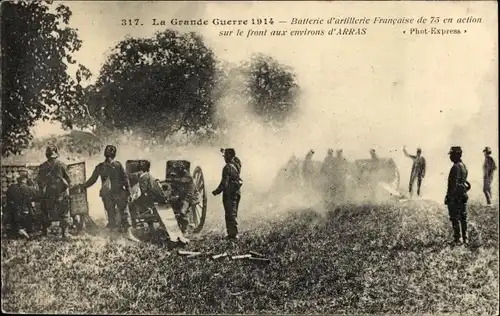 Ak Arras, Der Erste Weltkrieg 1914, französische Artillerie-Batterie von 75 im Einsatz an der Front