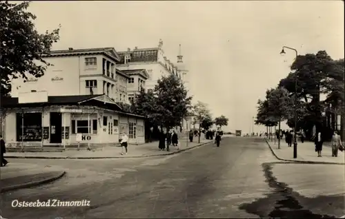 Ak Ostseebad Zinnowitz auf Usedom, Straßenkreuzung, HO Laden, Passanten