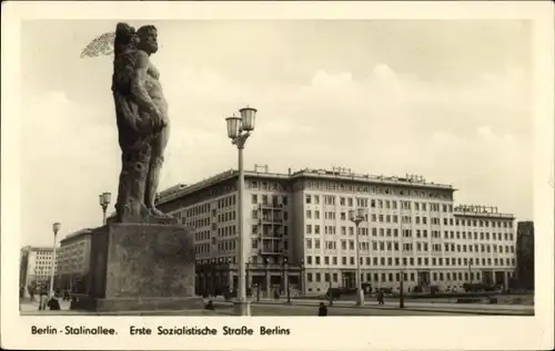 Ak Berlin Friedrichshain, Stalinallee, Erste Sozialistische Straße Berlins, Statue