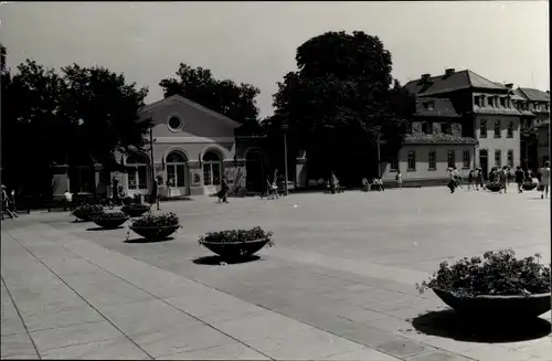 Foto Ak Weimar in Thüringen, Platz mit Blumenschalen, Passanten