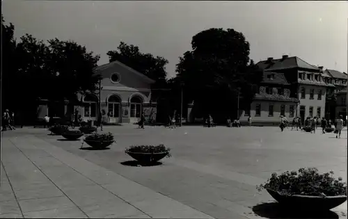 Foto Ak Weimar in Thüringen, Platz mit Blumenschalen, Passanten