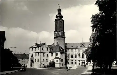 Foto Ak Weimar in Thüringen, Straßenpartie, Turm, Auto, Passanten