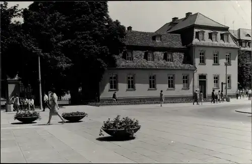 Foto Ak Weimar in Thüringen, Straßenpartie, Blumenschalen, Häuserfront, Passanten
