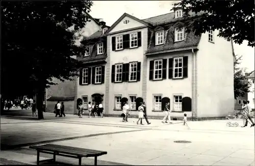 Foto Ak Weimar in Thüringen, Straßenpartie, Passanten, Haus, Sitzbank