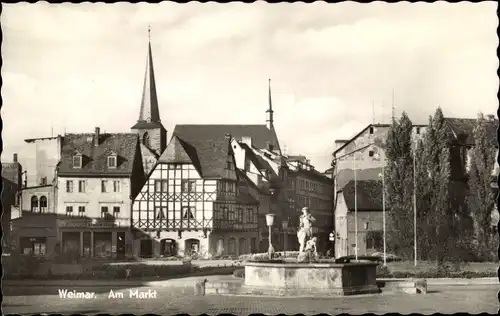 Ak Weimar in Thüringen, Am Markt, Brunnen, Statue