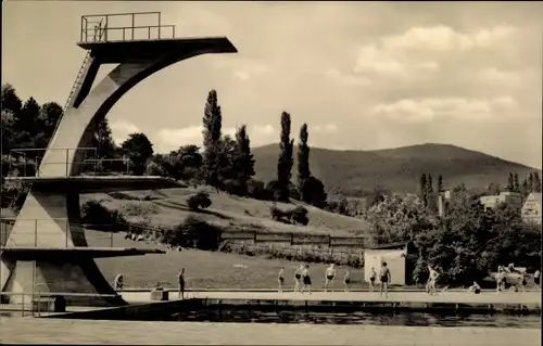 Ak Saalfeld an der Saale Thüringen, Schwimmbad Georgij Dimitroft, Sprungturm, Badegäste