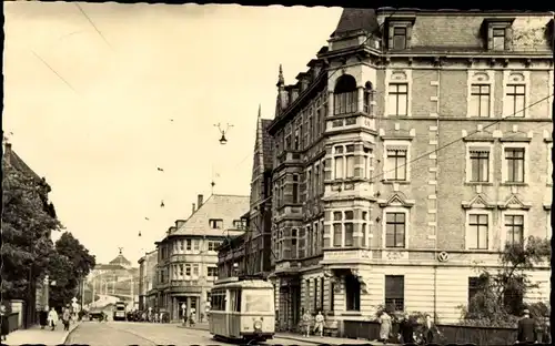 Ak Nordhausen am Harz, Karl-Marx-Straße mit Brücke des Friedens, Straßenbahn, Passanten