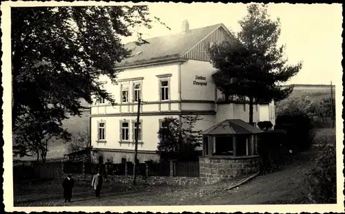 Foto Ak Finsterbergen Friedrichroda im Thüringer Wald, Gasthaus Wiesengrund, Spaziergänger