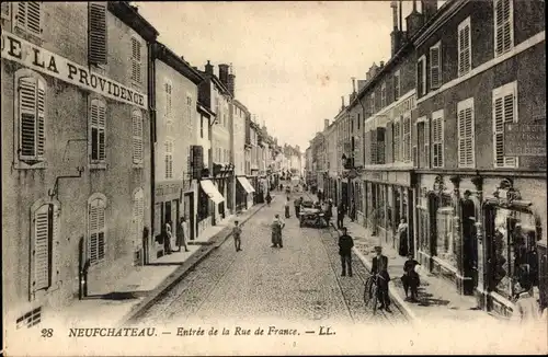 Ak Neufchâteau Lothringen Vosges, Entree de la Rue de France, Hotel de la Providence