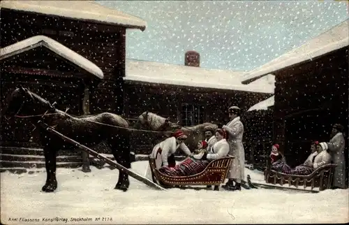 Ak Schweden, Personen in Trachten, Schlittengespanne, Schneefall