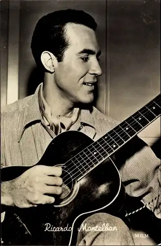 Ak Schauspieler Ricardo Montalbán, Portrait mit Gitarre