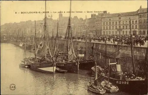 Ak Boulogne sur Mer Pas de Calais, Le port a marée basse, Quai Gambetta