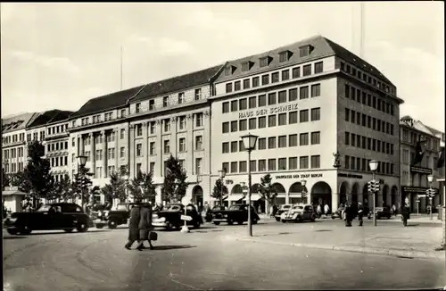 Ak Berlin Mitte, Unter den Linden, Ecke Friedrichstraße, Haus der Schweiz, Autos