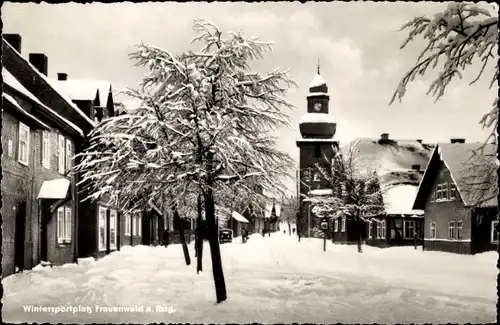 Ak Frauenwald am Rennsteig Ilmenau, Straßenpartie, Kirche, Winter