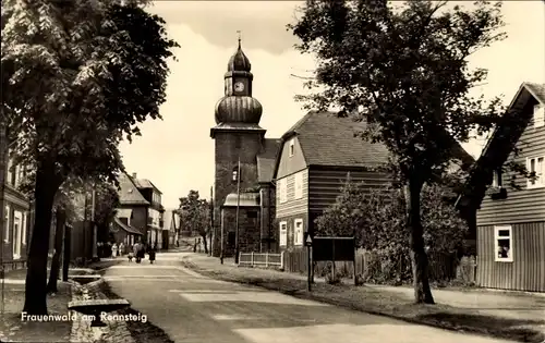 Ak Frauenwald am Rennsteig Ilmenau Thüringen, Straßenansicht, Kirche, Wohnhäuser