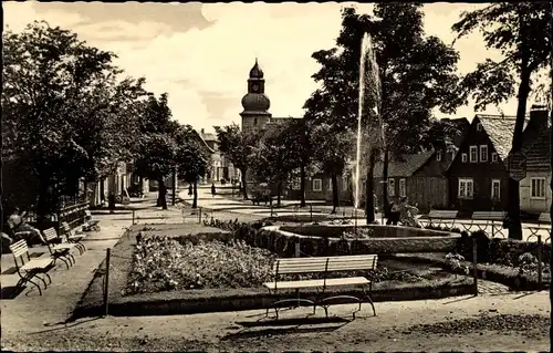 Ak Frauenwald am Rennsteig Ilmenau in Thüringen, Platz des Friedens, Springbrunnen