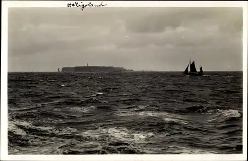 Ak Nordseeinsel Helgoland, Blick auf Helgoland von der Nordsee aus, Boot