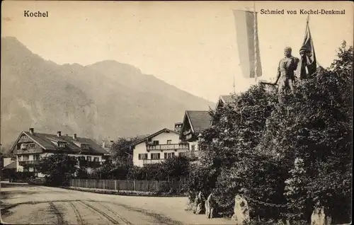 Ak Kochel am See in Oberbayern, Schmied von Kochel-Denkmal, Straße, Berg