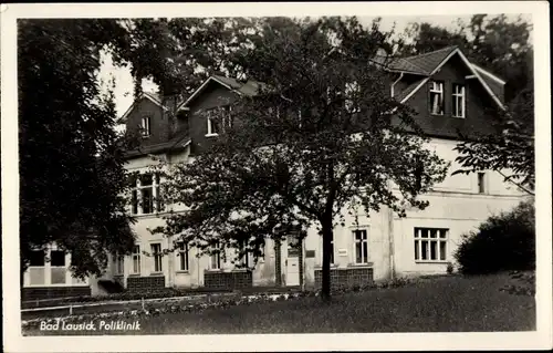 Ak Bad Lausick in Sachsen, Partie an der Poliklinik, Gartenanlage