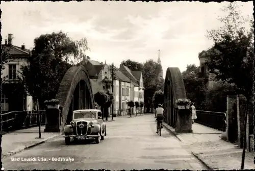 Ak Bad Lausick in Sachsen, Partie auf der Badstraße, Auto, Radfahrer, Brücke