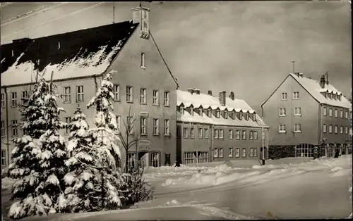 Ak Johanngeorgenstadt im Erzgebirge, Stalinstraße und Poliklinik, Winterpartie