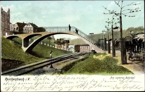 Ak Reichenbach im Vogtland, Am unteren Bahnhof, Bahnstrecke, Fußgängerbrücke