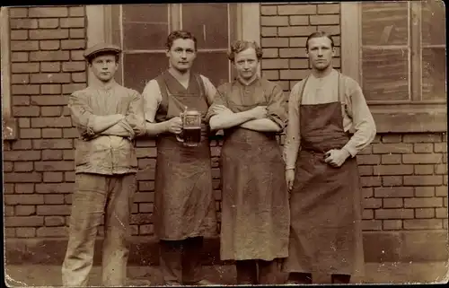 Foto Ak Kaufbeuren an der Wertach in Schwaben, Vier Männer, Gruppenbild, Bierglas, Handwerker