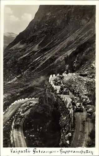 Ak Geiranger Norwegen, Veiparti Gudvangen Djupvasshytten, Autos überqueren den Pass