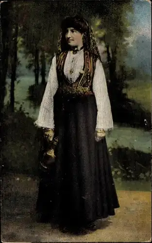 Ak Bulgarien, Junge Frau in Tracht aus Pirdop, Bulgarin, Kopftuch