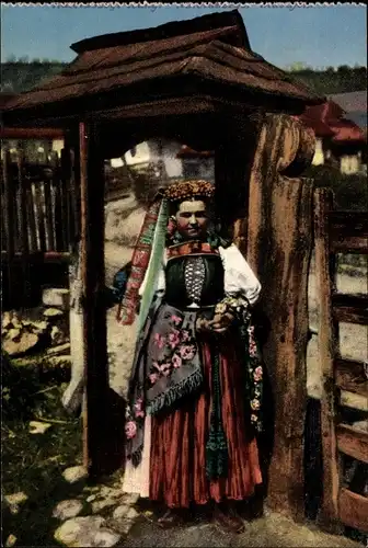 Ak Junge Frau in ungarischer Tracht, Wohnhaus