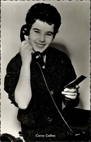 Ak Schauspielerin Corny Collins, Portrait telefonierend, Telefonhörer