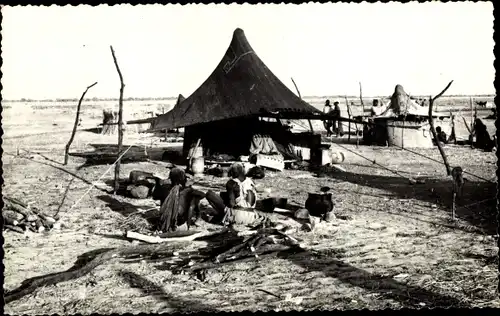 Ak Senegal, Einheimische sitzen an ihrer Hütte beisammen