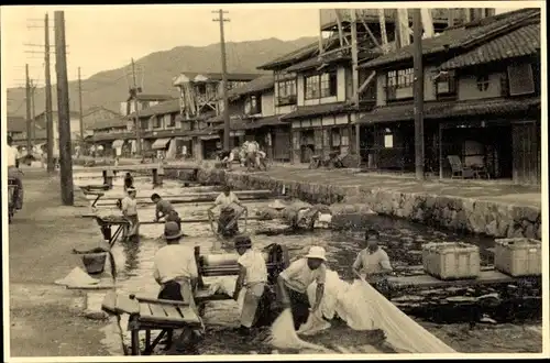 Foto Ak Japan, Färber bei der Arbeit