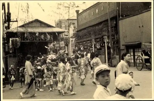 Foto Ak Kobe Präf Hyogo Japan, Straßenpartie, Frauen in Tracht