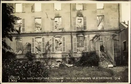 Ak Senlis-Oise, die Unterpräfektur, die im September 1914 von den Deutschen niedergebrannt wurde