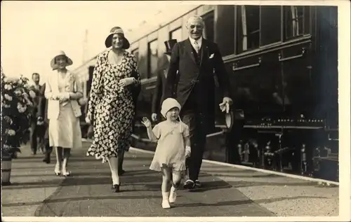 Ak Königin Astrid, Ingeborg von Dänemark, Carl von Schweden, Kind, am Bahnhof