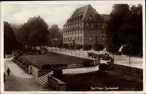 Foto Ak Bad Elster im Vogtland, Blick auf den Sachsenhof, Autos, Straßenpartie