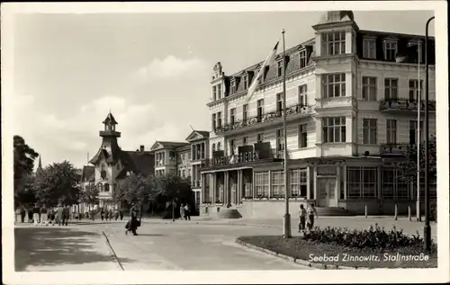 Ak Ostseebad Zinnowitz auf Usedom, Stalinstraße, Fahne